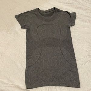 Lululemon sz 4, gray crew neck fitted T-shirt